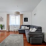 דירה Mokotovia Premium 100m2, Garaz, Winda, 5 Lozek, Wanna Z Hydromasazem, Prysznic, 2 Toalety, F-vat