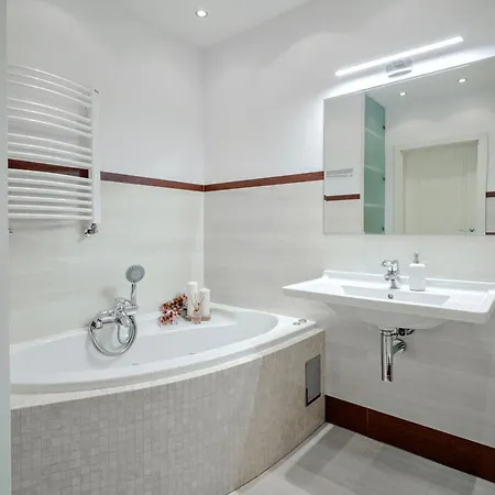 Mokotovia Premium 100m2, Garaz, Winda, 5 Lozek, Wanna Z Hydromasazem, Prysznic, 2 Toalety, F-vat